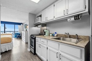 Refrigerador, horno, parrilla de estufa y cafetera y tetera