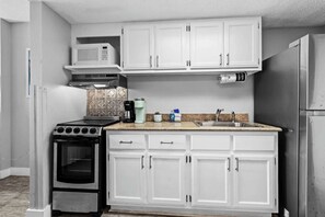 Fridge, oven, stovetop, coffee/tea maker - Compass Cove Resort Unit 662 - Oceanfront (Myrtle Beach)
