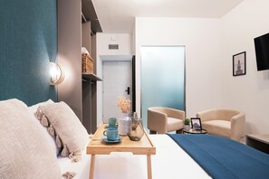 Habitación Deluxe, para no fumadores, baño privado | Escritorio y espacio para trabajar con laptop 