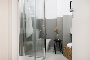 Shower, rainfall showerhead, free toiletries, hair dryer - Easylife - Suite in Centrale (Milan)