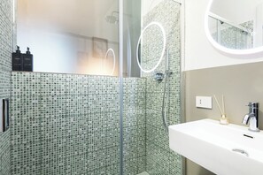 Classic enkelrum - 1 semidubbelsäng - privat badrum | Badrum | Dusch, regndusch, gratis toalettartiklar och hårtork