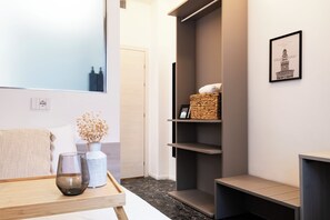 Habitación individual clÔsica, 1 cama individual grande, baño privado | Escritorio y espacio para trabajar con laptop