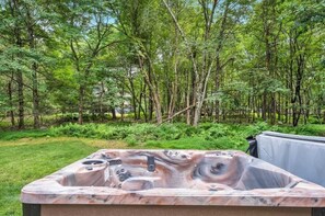 Outdoor spa tub - Pocono Chalet | Vaulted Pine Ceilings | Pet Friendly | Hot Tub (Albrightsville)