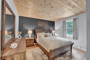 3 bedrooms, iron/ironing board, WiFi, bed sheets - Pocono Chalet | Vaulted Pine Ceilings | Pet Friendly | Hot Tub (Albrightsville)