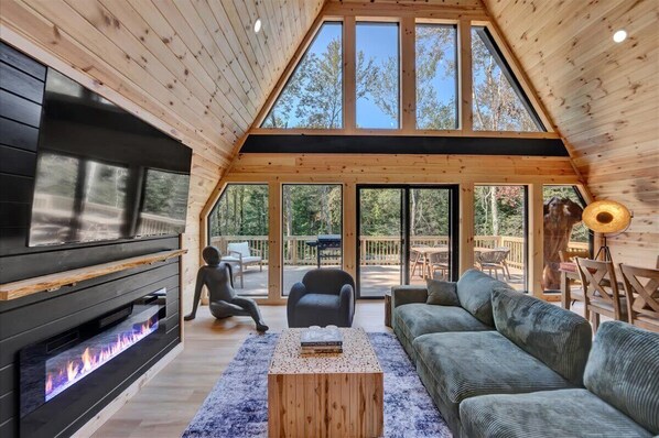 テレビ、暖炉、テレビゲーム