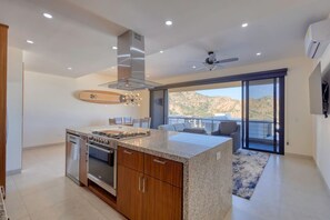 冷蔵庫、電子レンジ、オーブン、コンロ