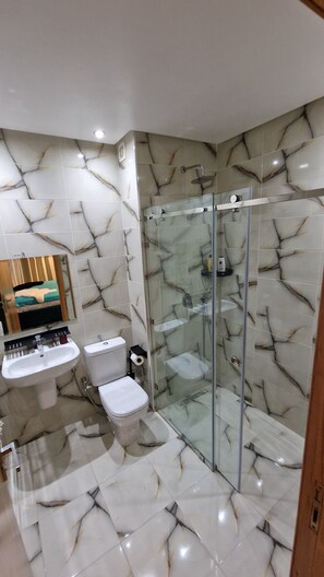 Dusch, handdukar, tvål och toalettpapper