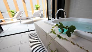 Superior Twin Room, Non Smoking (modern) | Bathroom | Free toiletries, hair dryer, bathrobes, slippers
