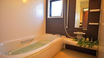 Artículos de tocador gratuitos, pantuflas, toallas, shampoo