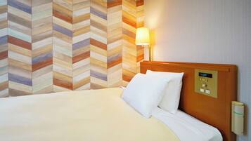 Una habitación de hotel con una cama grande, un cabecero de madera, un reloj de pared y una lámpara de pared.