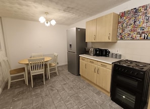 Fridge, microwave, oven, stovetop - House - Sleeps 5 & Close to Peak District (Sheffield)