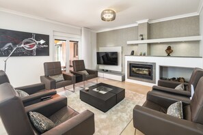 Fernseher, Kamin, Tischtennisplatte, Stereoanlage