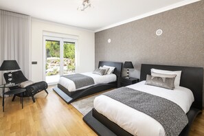 5 soverom, strykejern/-brett og reiseseng for barn