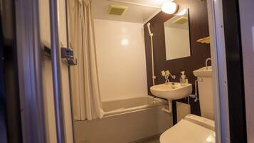 Combined shower/bathtub, free toiletries, hair dryer, slippers