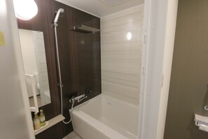 Bañera y ducha independientes y artículos de higiene personal gratuitos