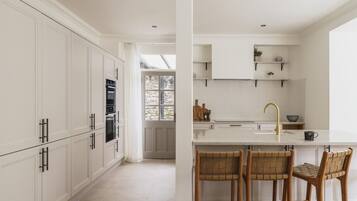 Een koelkast, een microgolfoven, een oven, een kookplaat