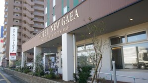 A hotel entrance with a sign reading "HOTEL NEW GAEA NISHIKUMAMOTOOKIMAE". - Hotel New Gaea Nishi Kumamoto Ekimae (Kumamoto)