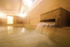 A spa area with a water feature and a stone bench. - Hotel New Gaea Nishi Kumamoto Ekimae (Kumamoto)