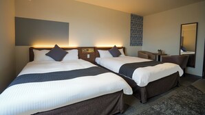 A hotel room with two beds, a desk, a chair, a small table, and a mirror. - Hotel New Gaea Nishi Kumamoto Ekimae (Kumamoto)