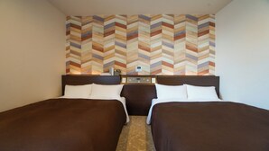 Habitación de hotel con dos camas, un panel de control y una pared con diseño en forma de V.