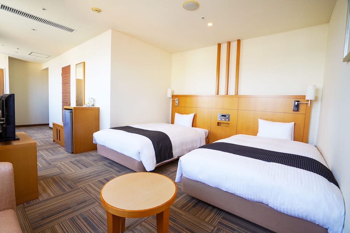Deluxe Twin Room, Non Smoking | Desk, blackout drapes, free WiFi
