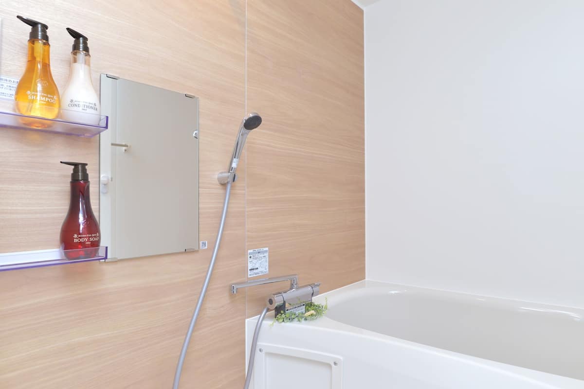 Premium Deluxe Double Room, Non Smoking | Bathroom | Free toiletries, hair dryer, slippers, towels