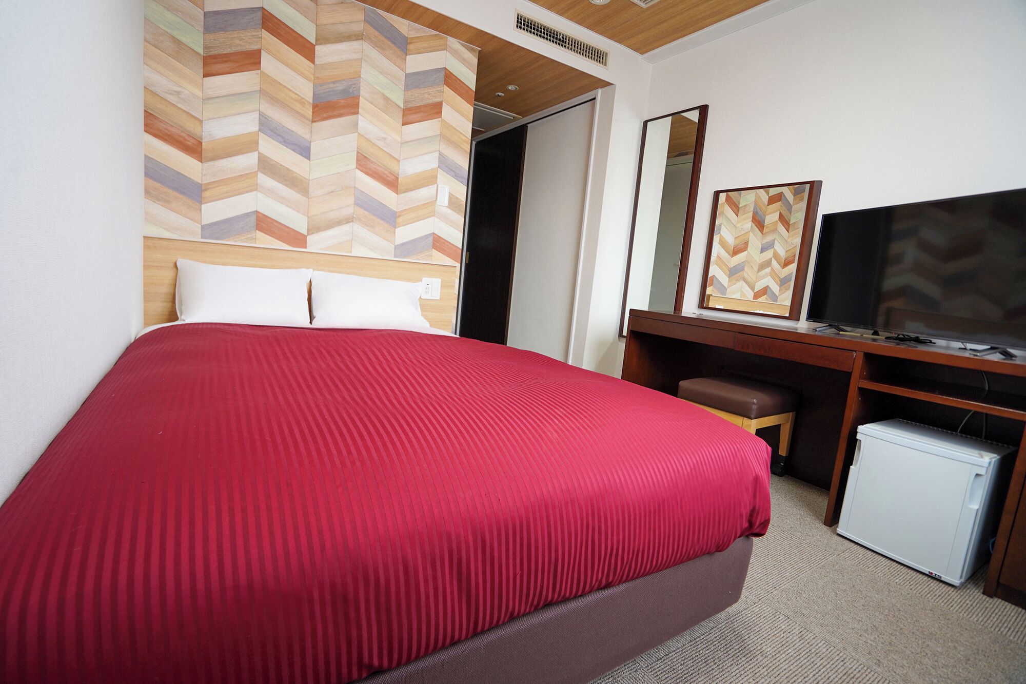Down duvets, desk, blackout curtains, free WiFi