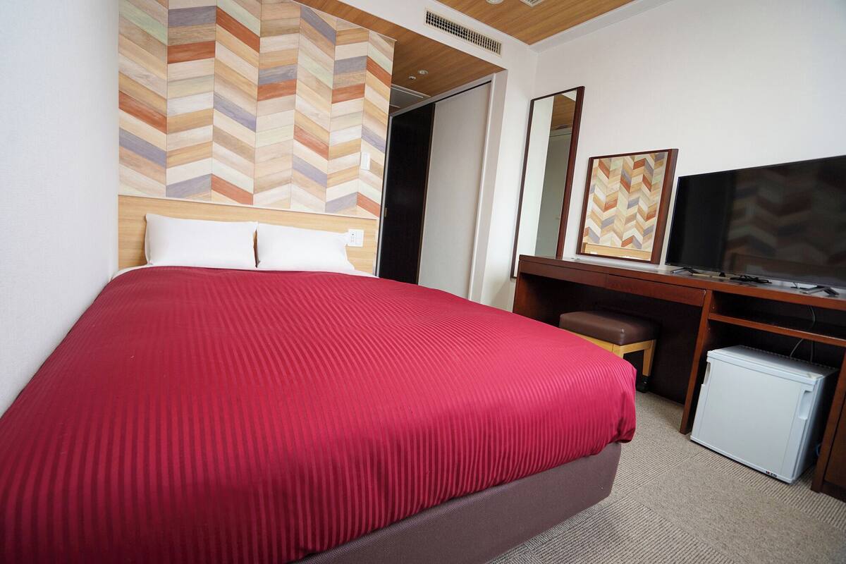 Down comforters, desk, blackout drapes, WiFi (free)