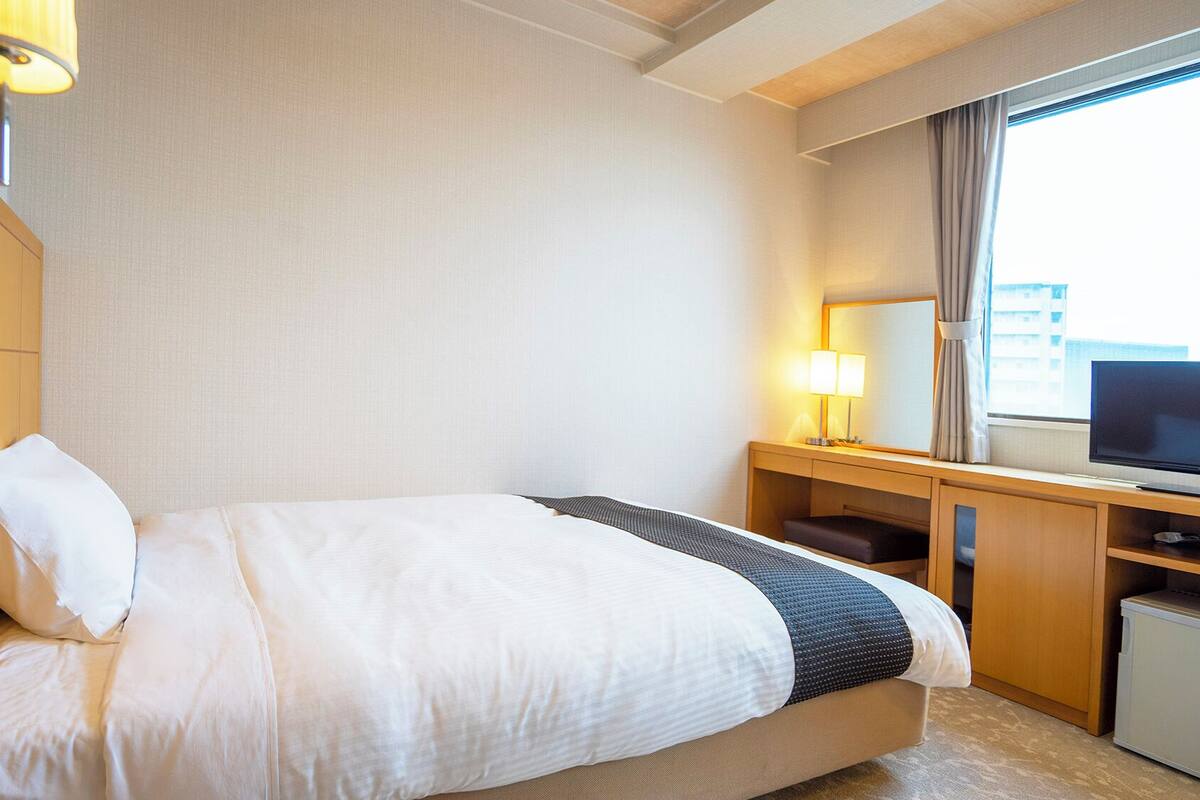 Down comforters, desk, blackout drapes, WiFi (free)