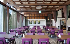 2 間餐廳，供應早餐、午餐和晚餐，國際料理