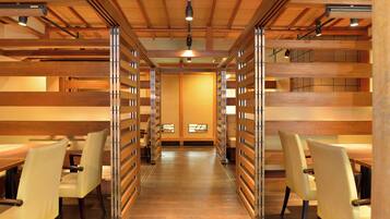 Un interior moderno con vigas de madera, separadores metálicos y una lámpara central.