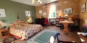 7 Schlafzimmer, Schreibtisch, Bügeleisen/Bügelbrett, Reisekinderbett