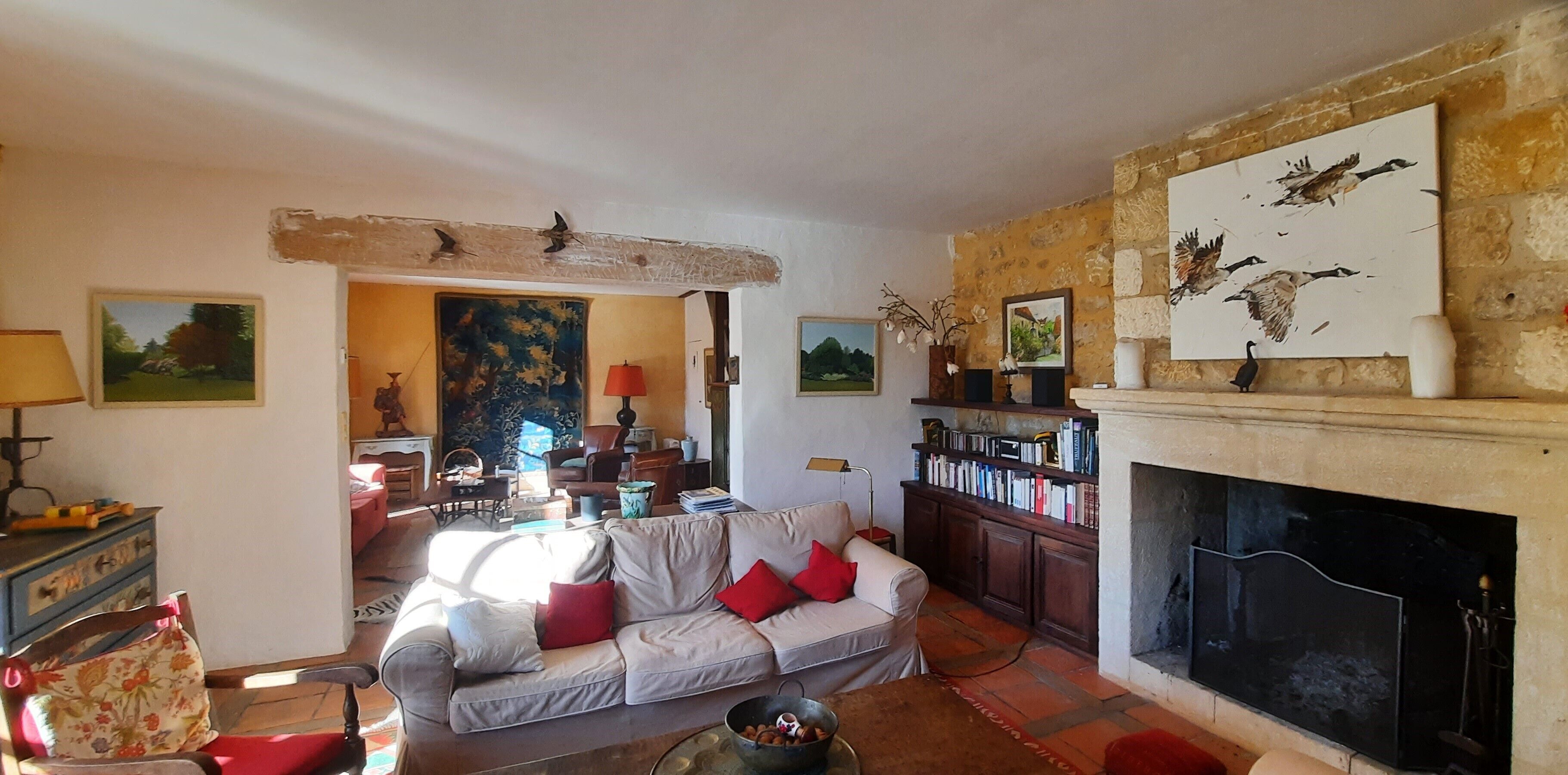 Televisión, chimenea, reproductor de DVD y futbolito 