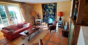 Fernseher, Kamin, DVD-Player, Tischfußball