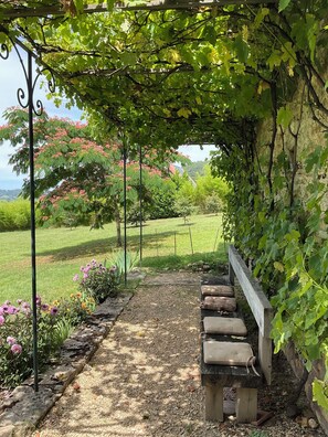 Property grounds - L'Olmède, a beautiful property with charm, large park with trees and private pool (Castels et Bézenac)