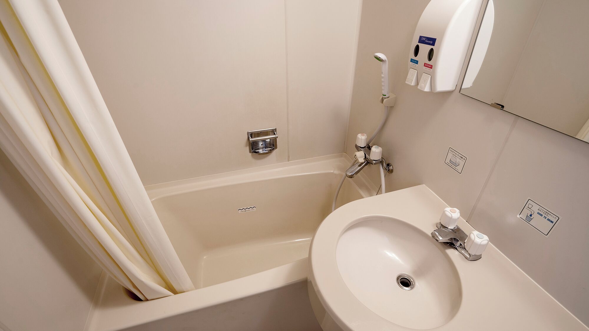 Bañera con ducha, artículos de tocador gratuitos, secador de pelo