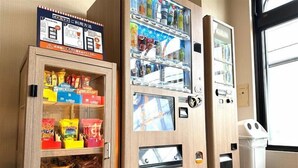 Un distributeur automatique de collations et de boissons.