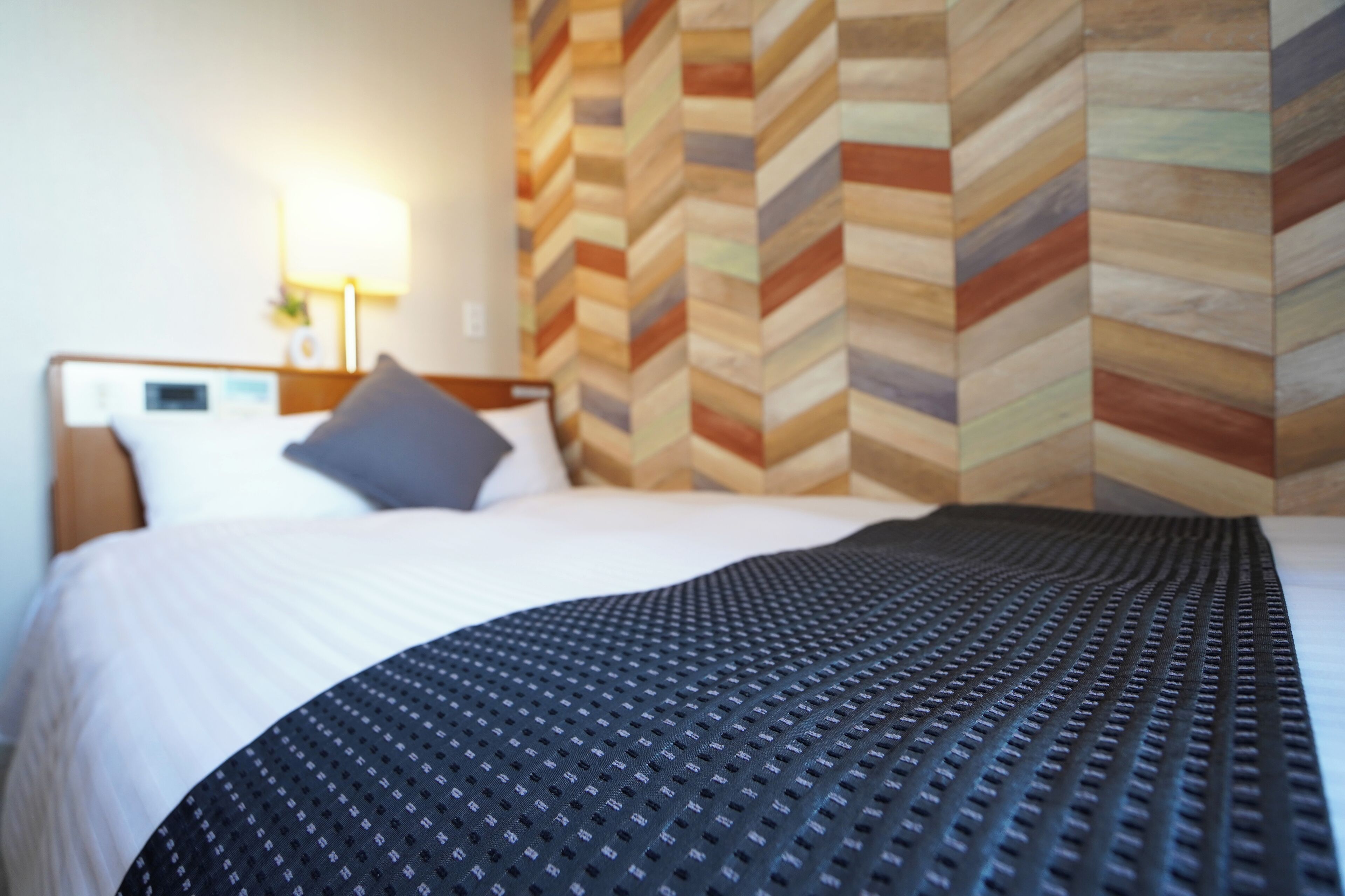 Escritorio, cortinas blackout, wifi gratis y ropa de cama 