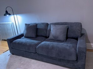 Living area - Beautiful Apartment with a Private Balcony near the University (Chicago)