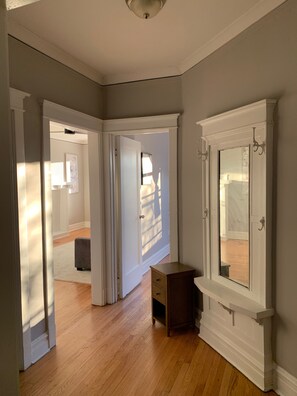 Interior - Beautiful Apartment with a Private Balcony near the University (Chicago)