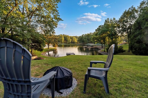 Classic Lakeside Vacation • Sleeps 9