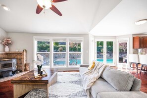 TV, fireplace, offices - Stylish 4BR retreat with pool & year-round hot tub! (Tacoma)