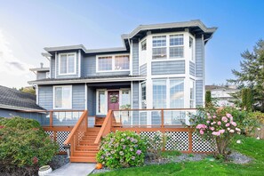 Exterior - Stylish 4BR retreat with pool & year-round hot tub! (Tacoma)