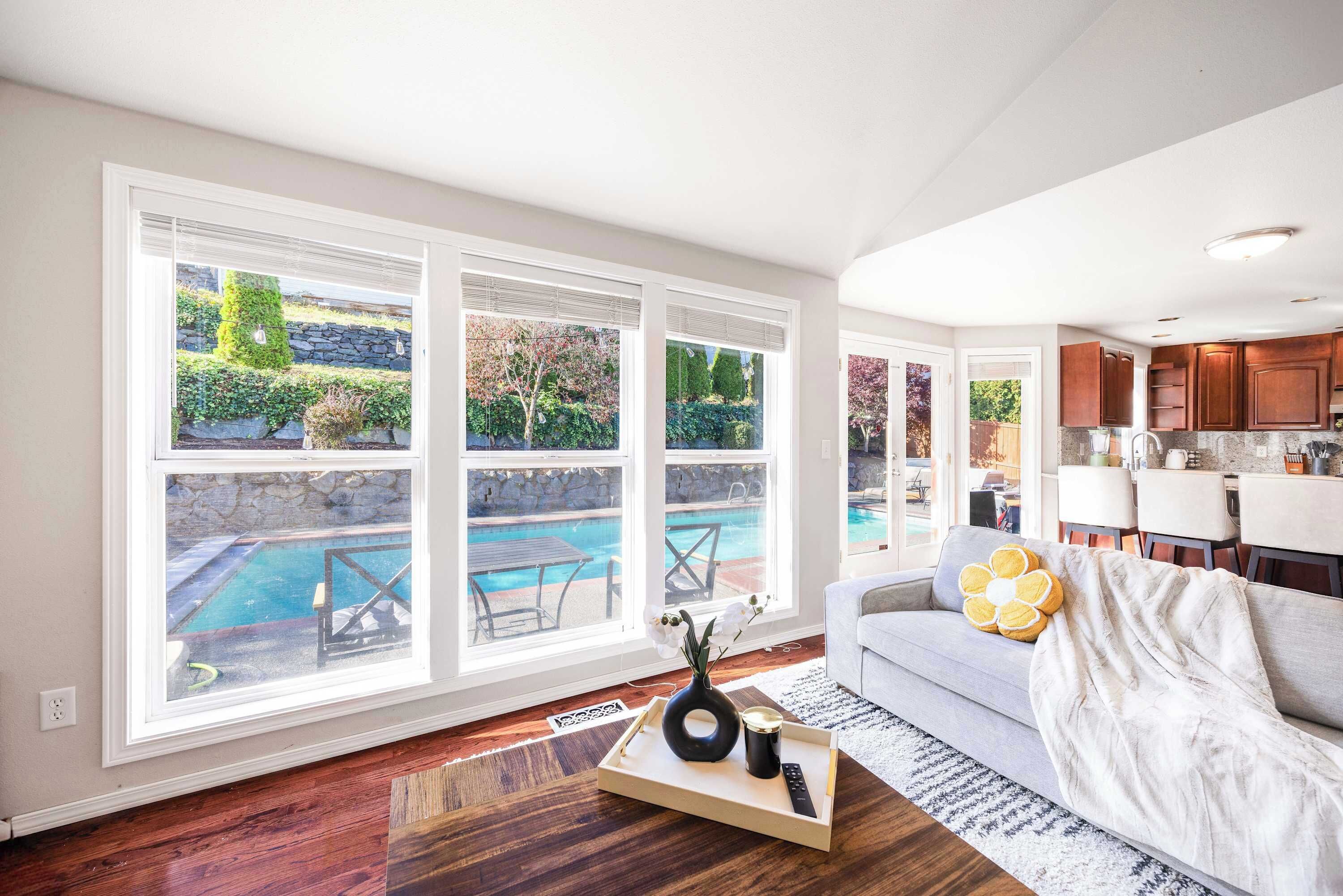 Una televisión, una chimenea, una oficina