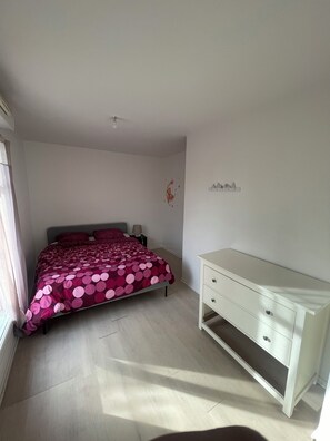 2 chambres, fer et planche à repasser, Wi-Fi, draps fournis