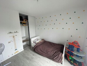 2 habitaciones, tabla de planchar con plancha, wifi y ropa de cama 