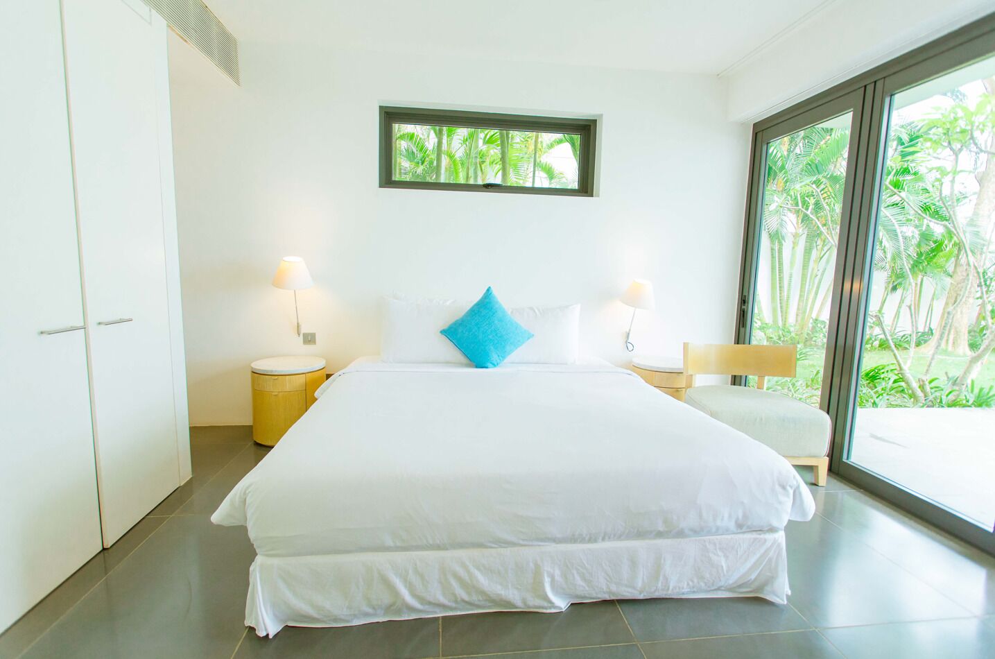 5 bedrooms, iron/ironing board, WiFi, bed sheets