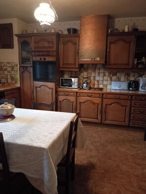 Private kitchen - Gîte for rent with two balconies (Les Ancizes-Comps)