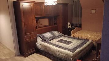 3 bedrooms, iron/ironing board, WiFi, bed sheets