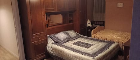 3 slaapkamers, een strijkplank/strijkijzer, wifi, beddengoed
